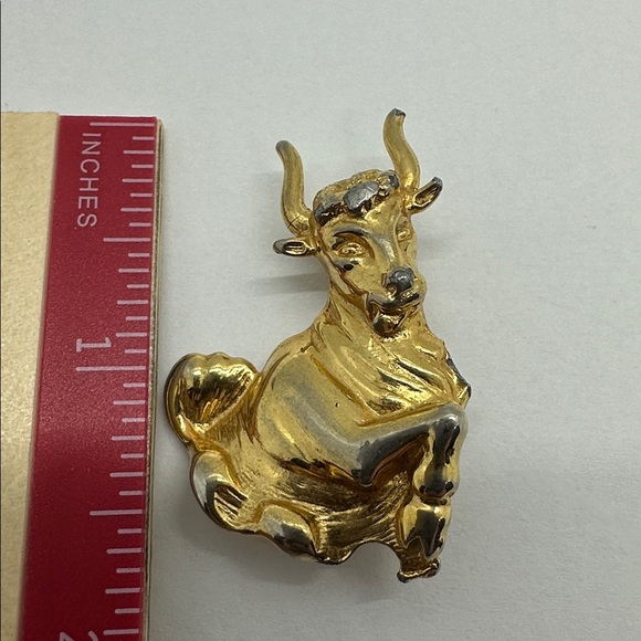 DaVinci Gold and Silver Matador Bull Pin Brooch - Picture 4 of 5